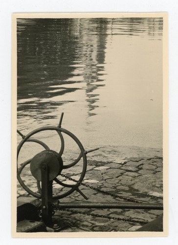 Photo une roue métal pavé - une,