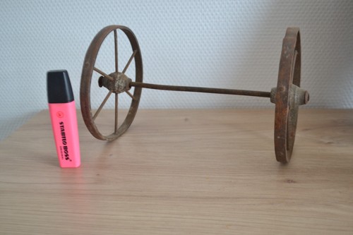 Ancien essieu roues - ancien, à